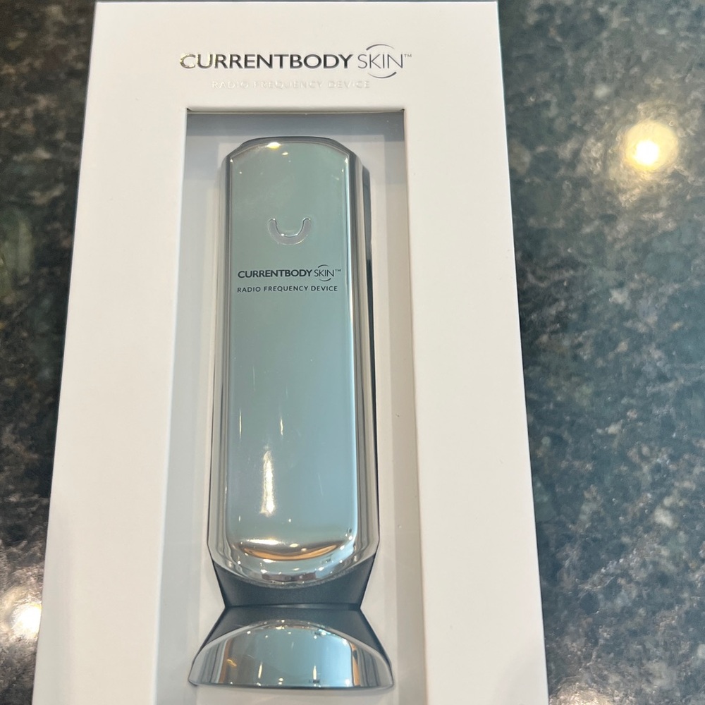 CurrentBody Skin Radiance Enhancer - Silver